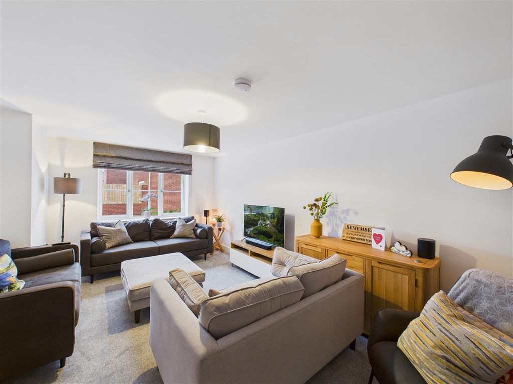 Property photo 3 of 12 Lounge