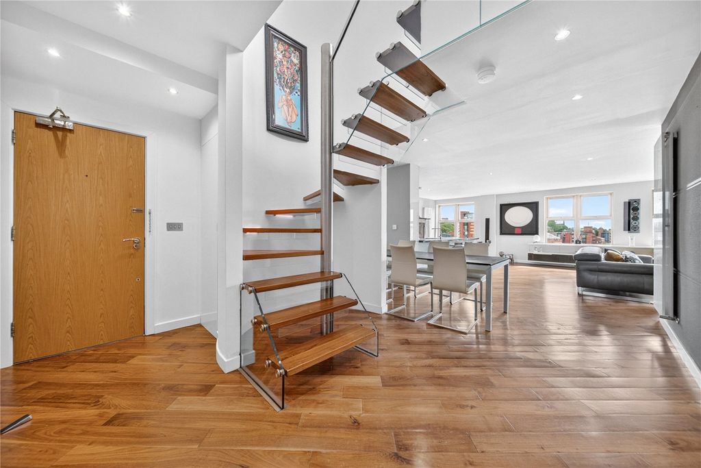 Property photo 2 of 15 Entrance Hall