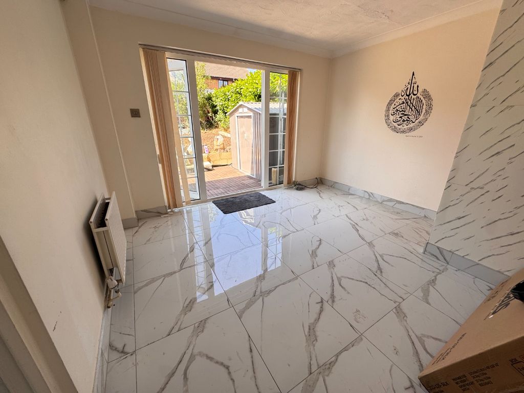 Property photo 2 of 7 4340183