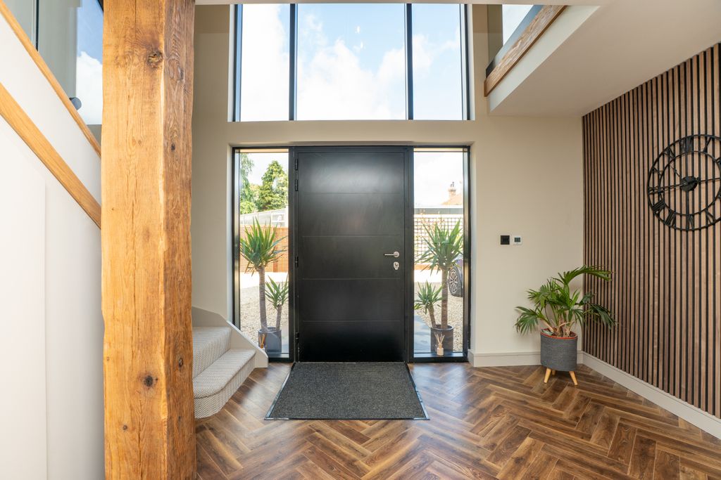 Property photo 3 of 26 Entrance Hall