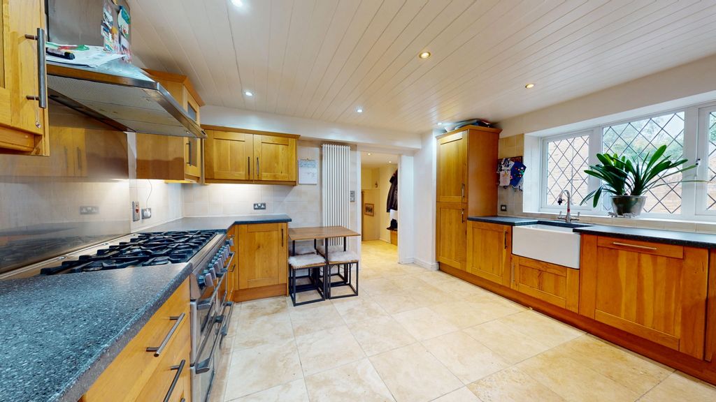 Property photo 3 of 18 Kitchen