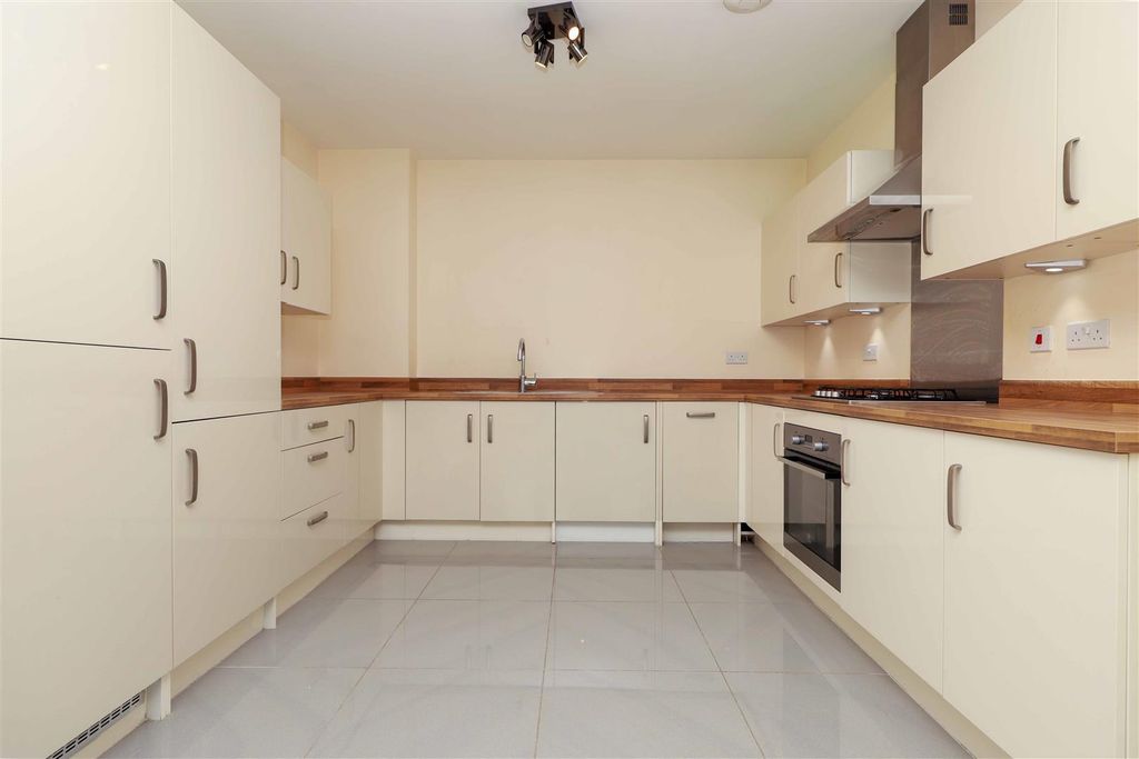 Property photo 3 of 9 Kitchen