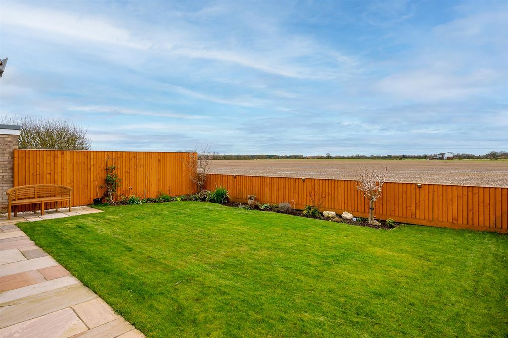 Property photo 2 of 19 Garden