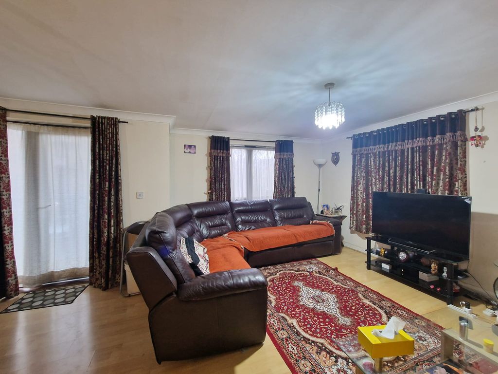 Property photo 2 of 8