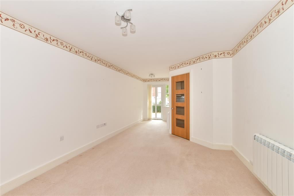 Property photo 3 of 11 Lounge