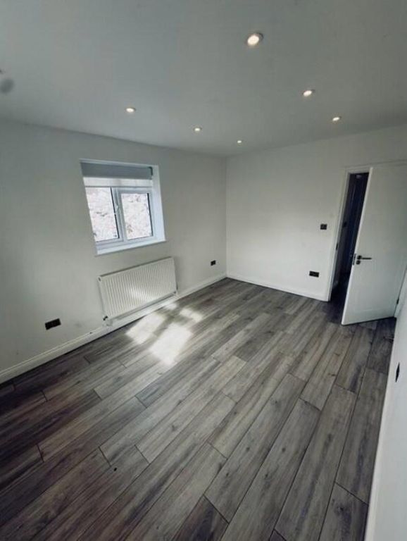 Property photo 3 of 10 Bedroom