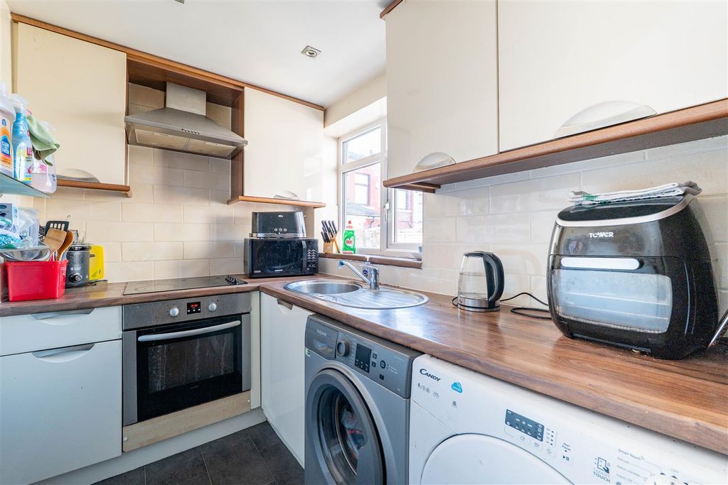 Property photo 3 of 12 Kitchen