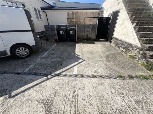 Property photo 3 of 10 Parking