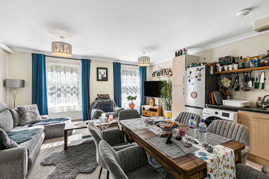 Property photo 3 of 10 Reception/Kitchen