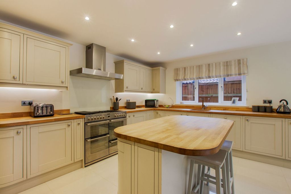 Property photo 2 of 22