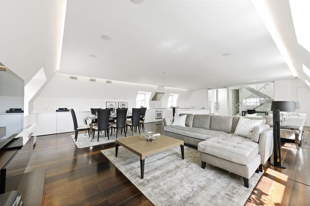 Property photo 3 of 19 Reception Area 2