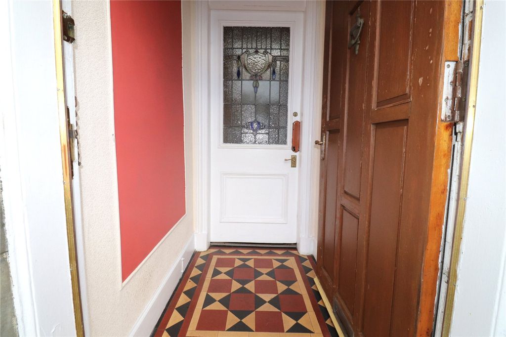 Property photo 2 of 24 Vestibule