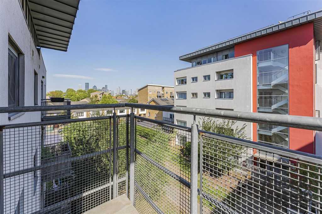 Property photo 3 of 21 Silwood Street