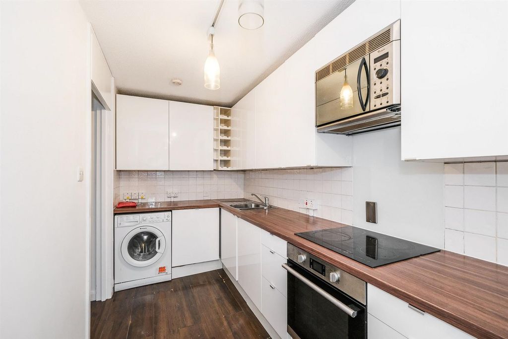 Property photo 3 of 18 15 Harefield House-15_Web.Jpg