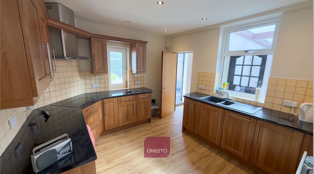 Property photo 3 of 7 Shared Kitchen