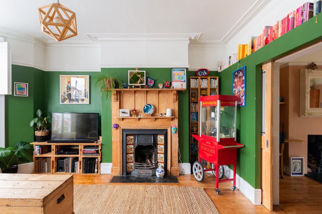 Property photo 3 of 43 0R9Rke - Living Room D.Jpg