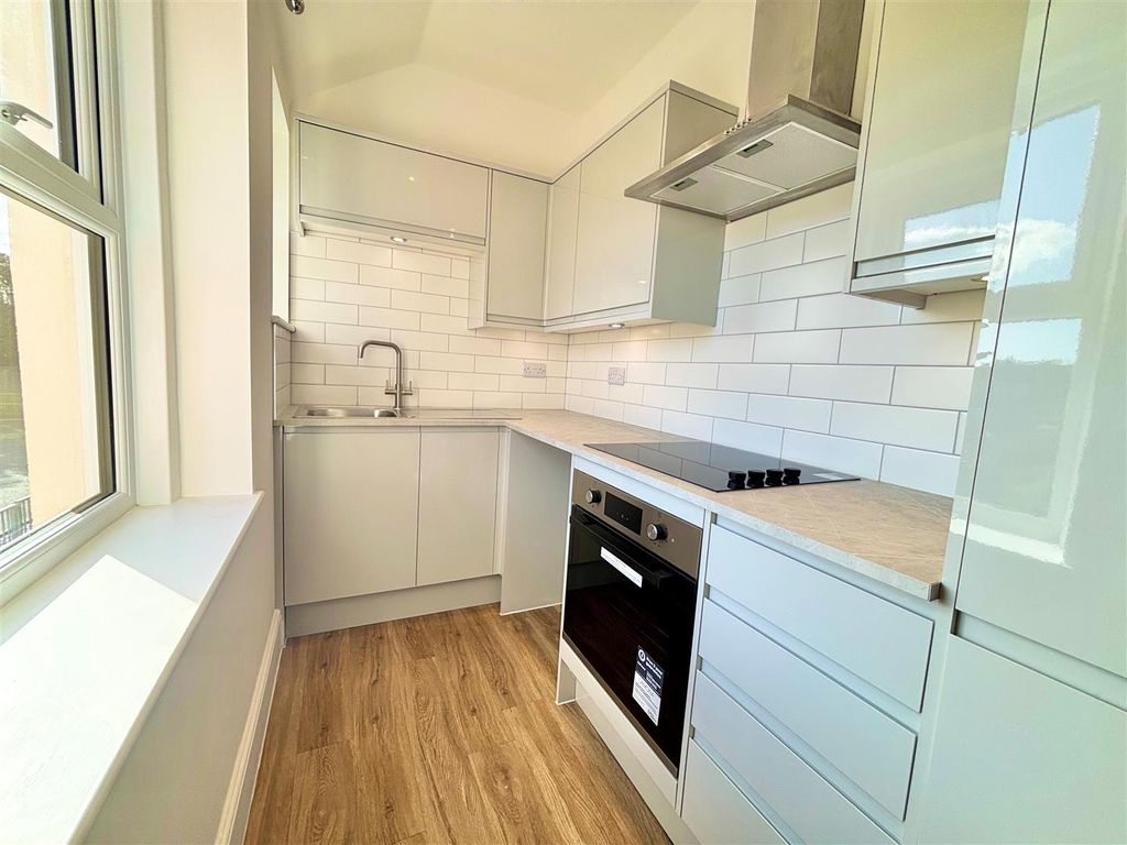 Property photo 3 of 10 Kitchen