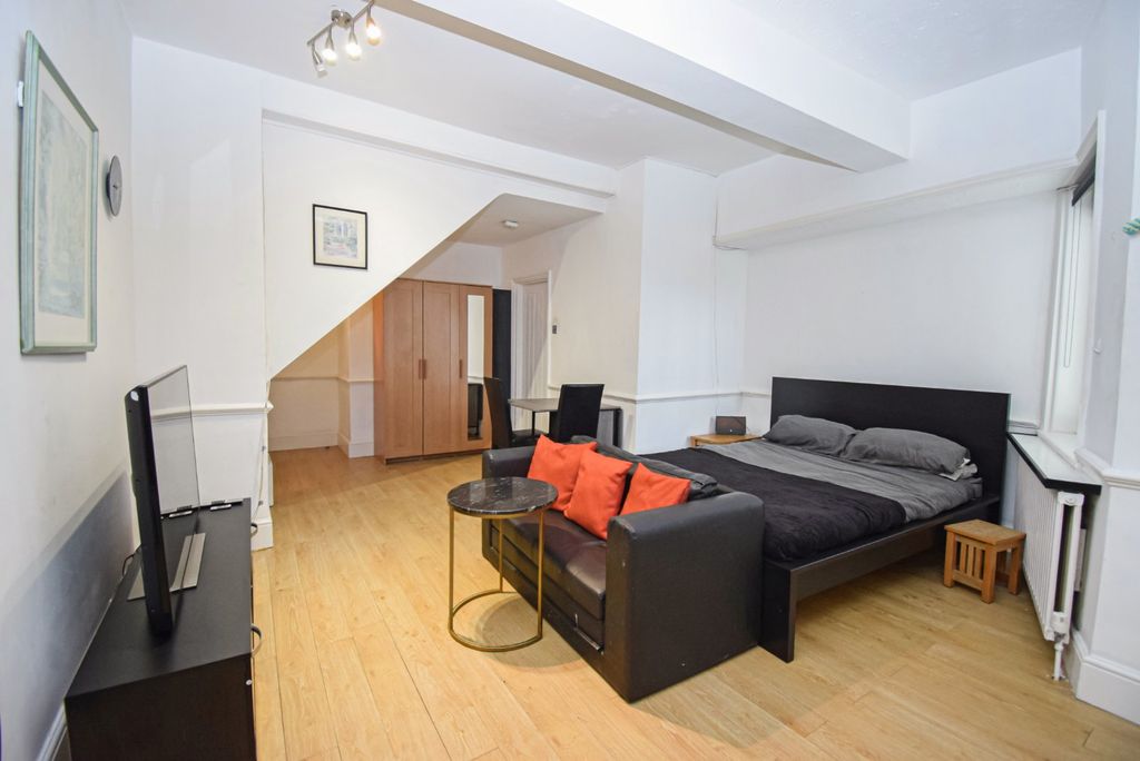 Property photo 2 of 9 Studio Room