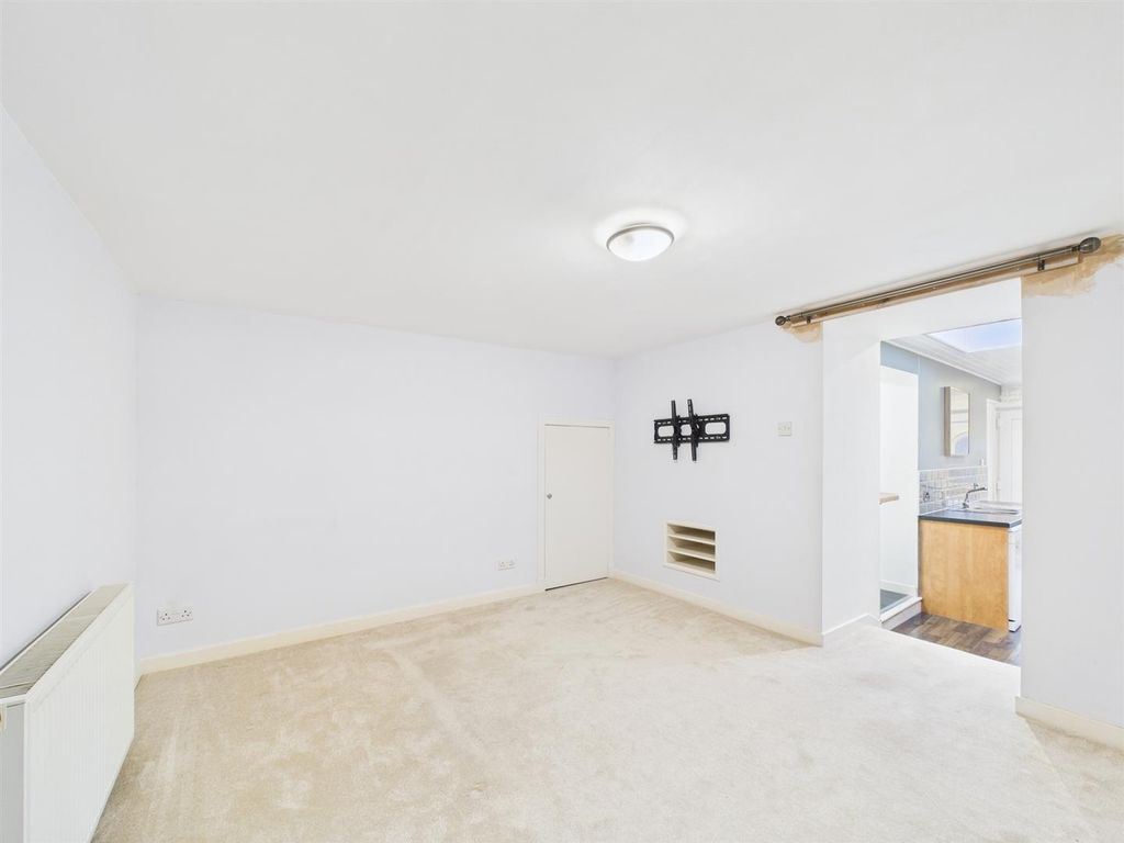 Property photo 3 of 16 Cam01486G0-Pr0927-Still011.Jpg