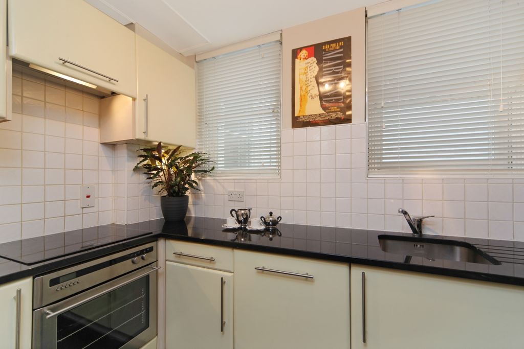 Property photo 3 of 10 Kitchen