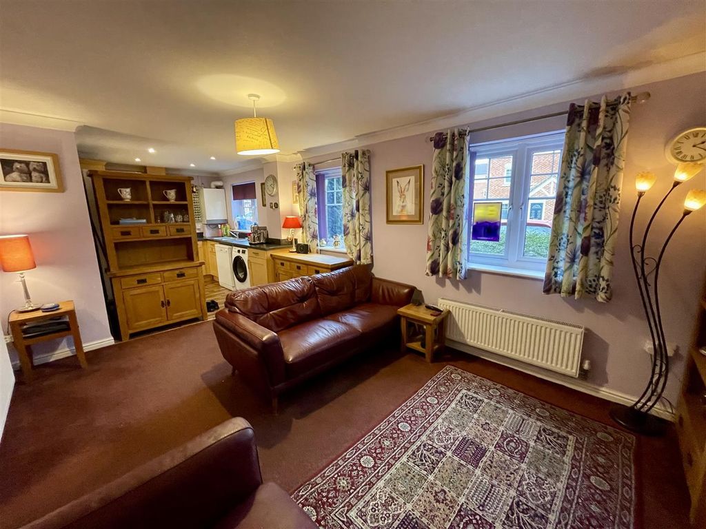 Property photo 2 of 8 Lounge