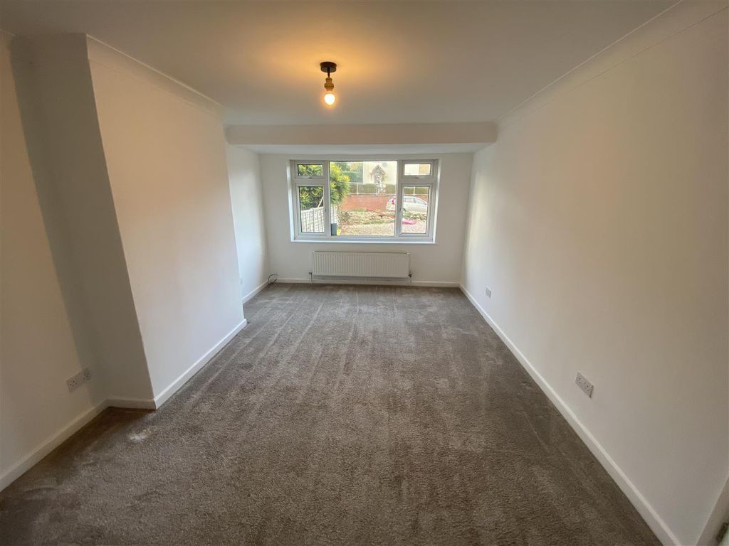 Property photo 2 of 17 Lounge