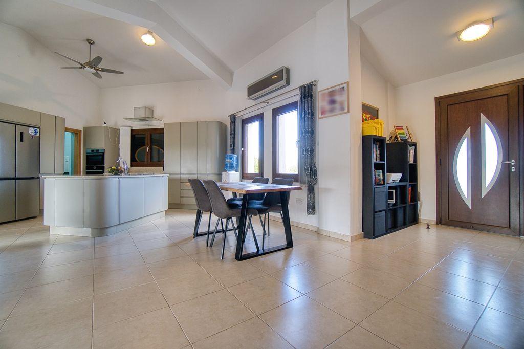 Property photo 2 of 40