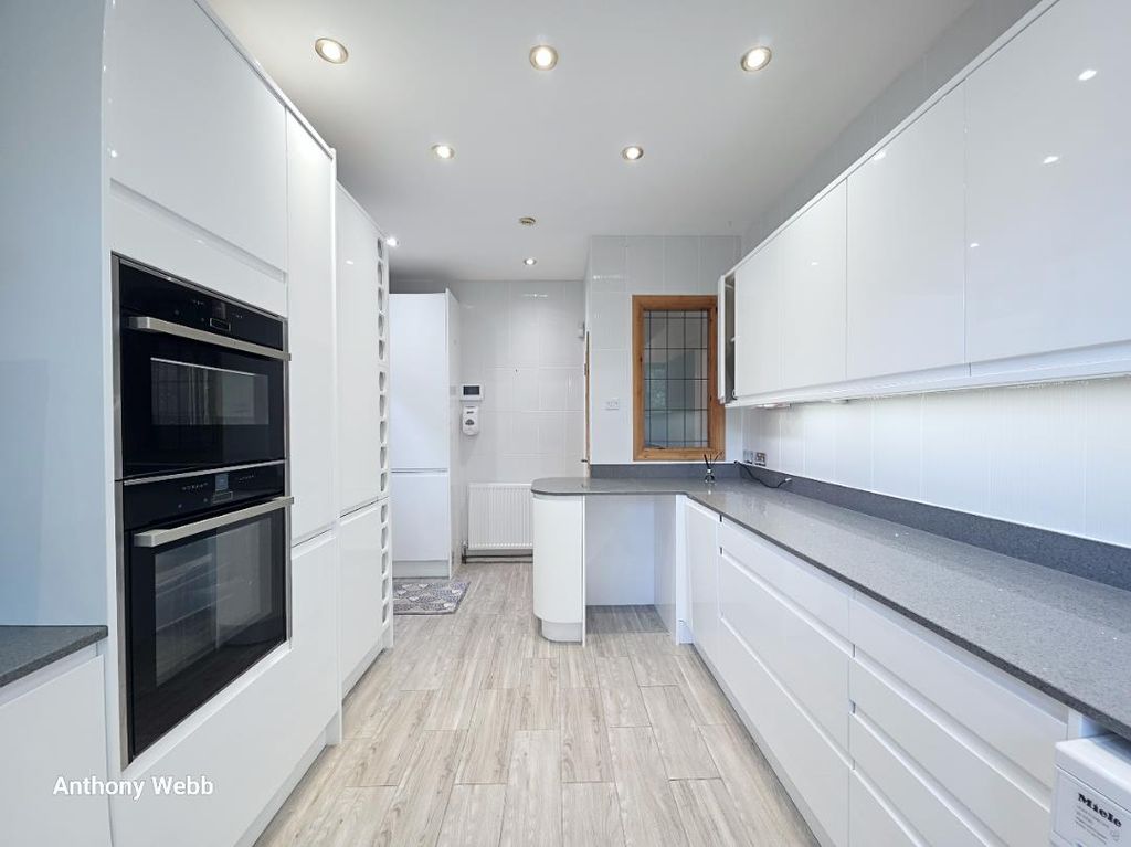 Property photo 3 of 10 Kitchen