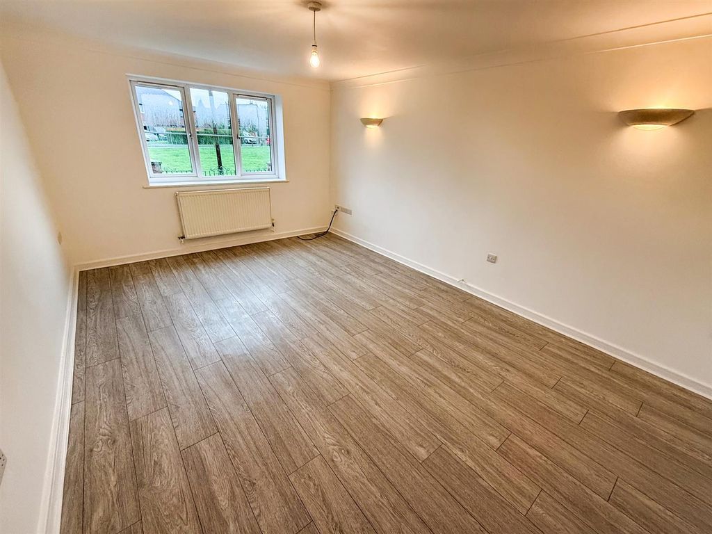 Property photo 3 of 22 Lounge