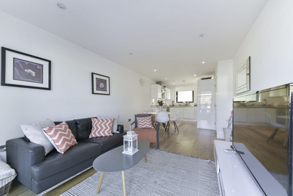 Property photo 3 of 8 Lounge Riemann Court
