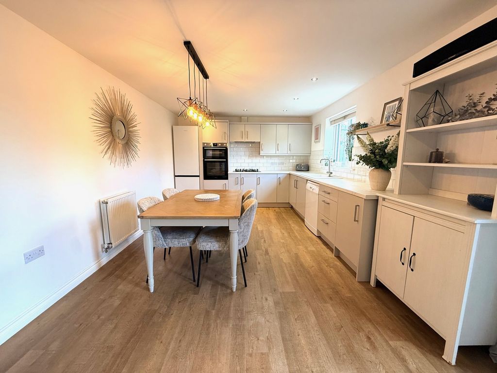 Property photo 2 of 28 Kitchen-Breakfast Room Aspect 2