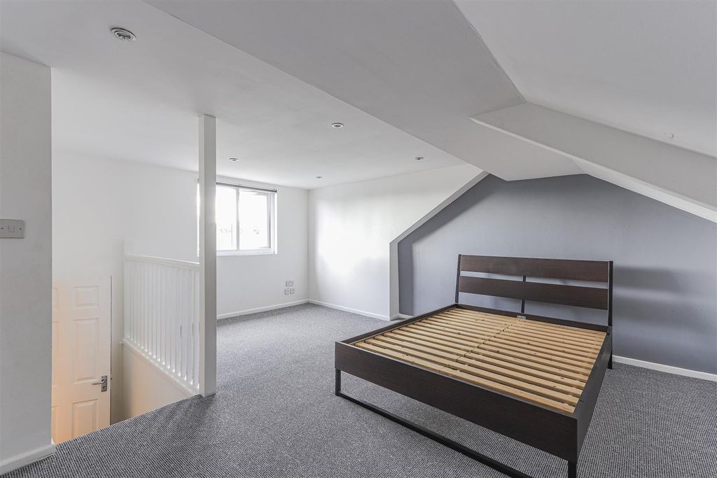 Property photo 3 of 20 Comet Street 33-20.Jpg