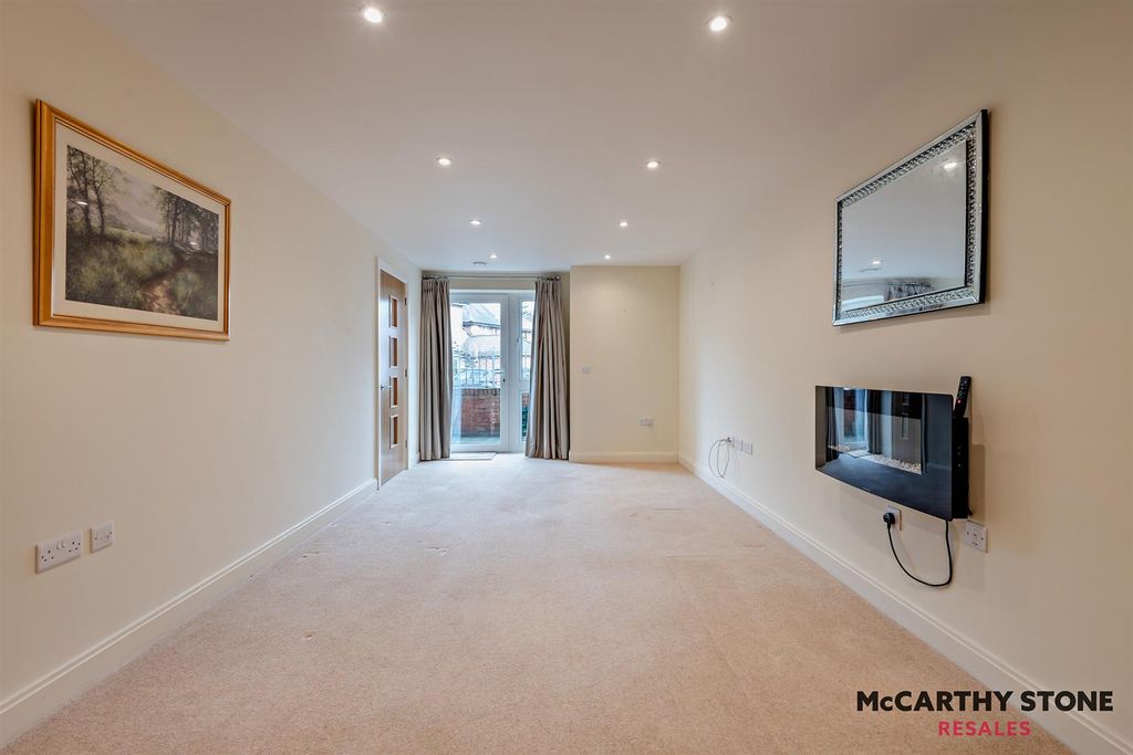 Property photo 2 of 32 8587963-Interior02-800.Jpg