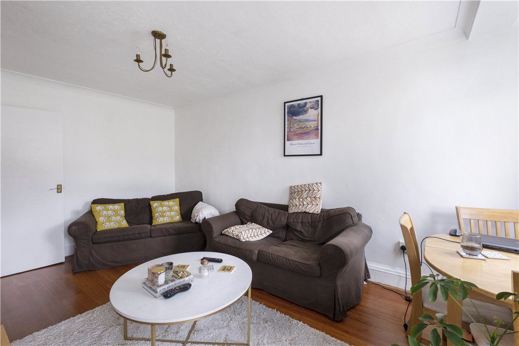 Property photo 3 of 11 Lounge