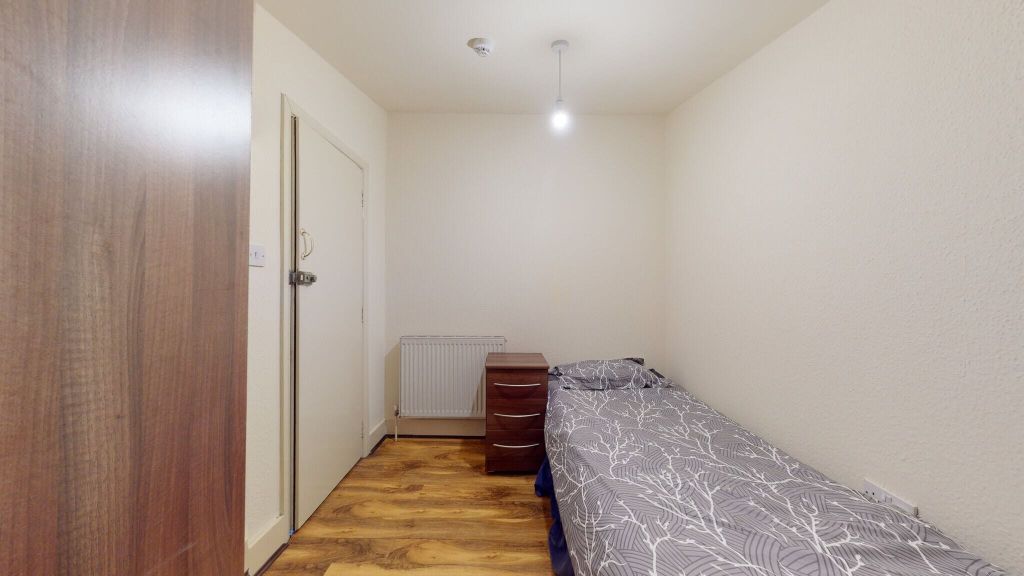 Property photo 2 of 5 Bedroom