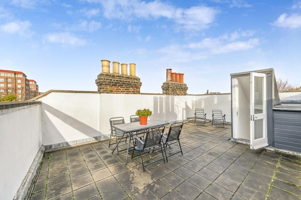 Property photo 2 of 11 Balcony