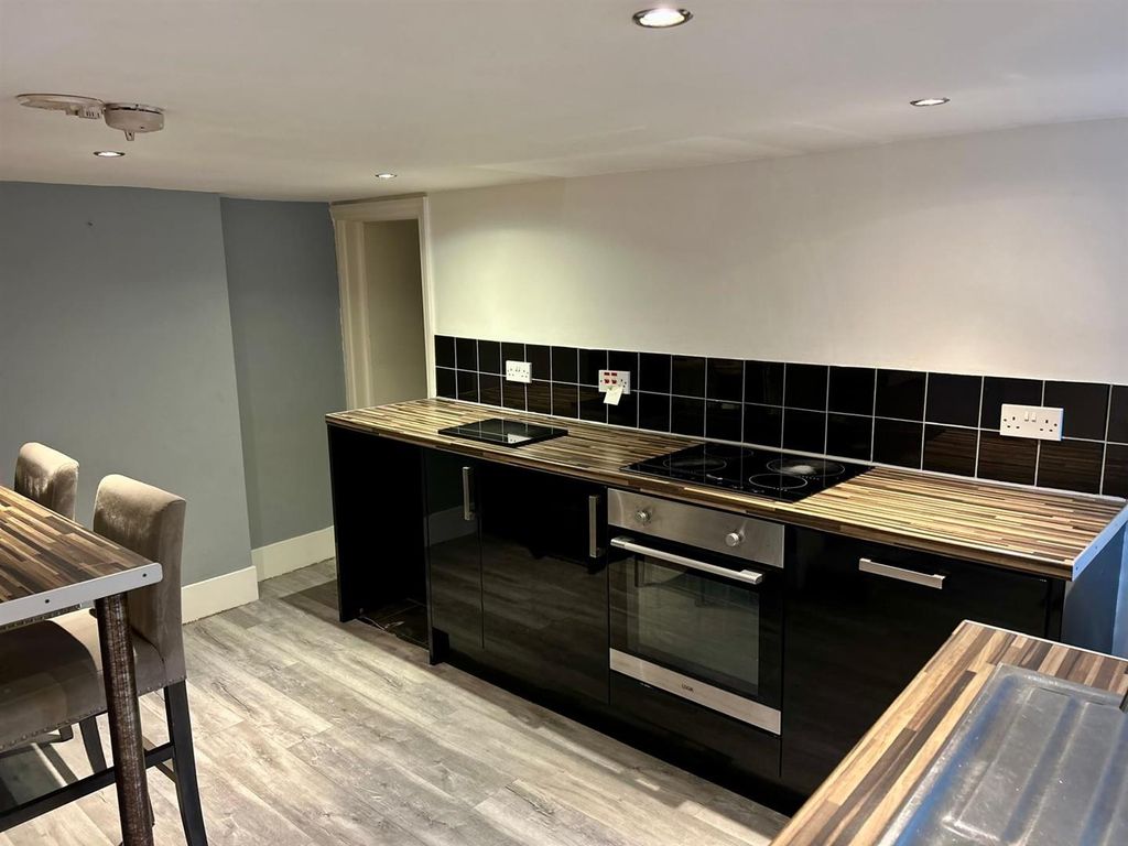 Property photo 3 of 12 Fitted Breakfast Kitchen: