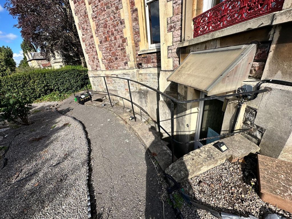 Property photo 3 of 10 Attractive Stone-Fronted Property With Mature Hedg...