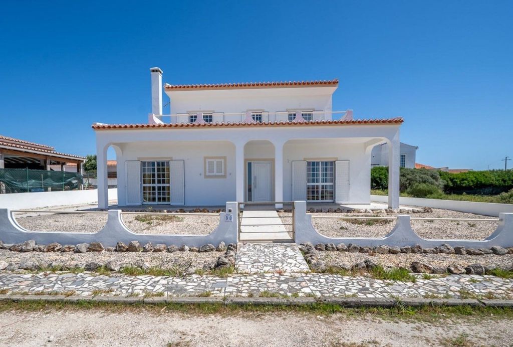 Property photo 1 of 32 Large Villa Close To The Beach