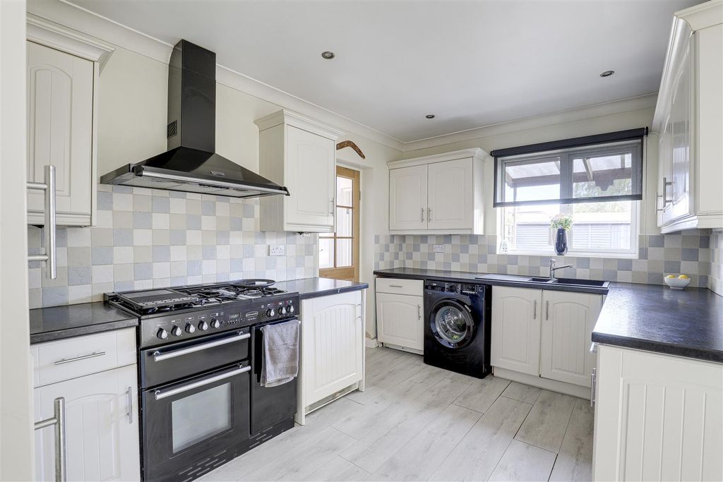 Property photo 2 of 23 5608.Jpg