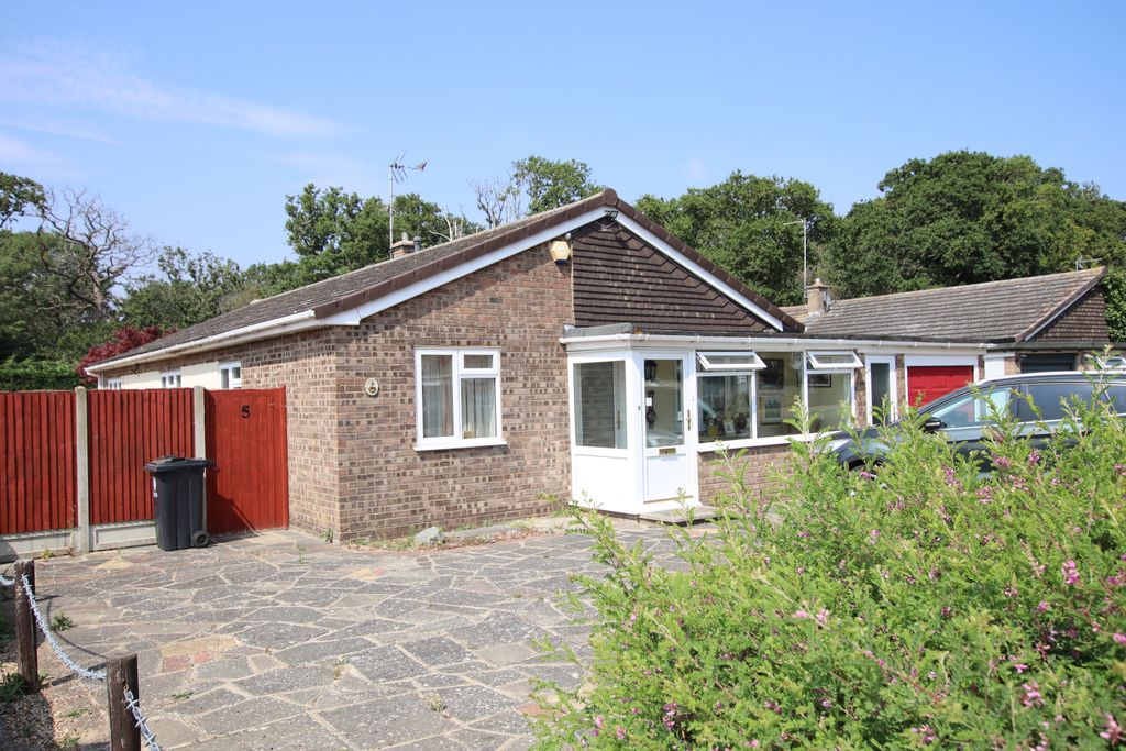 Property photo 1 of 12 Clare Way, Clacton