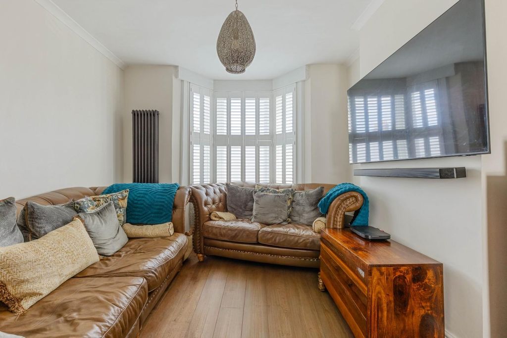 Property photo 3 of 10 31 Crampton Road, Se20 - 1.Jpg
