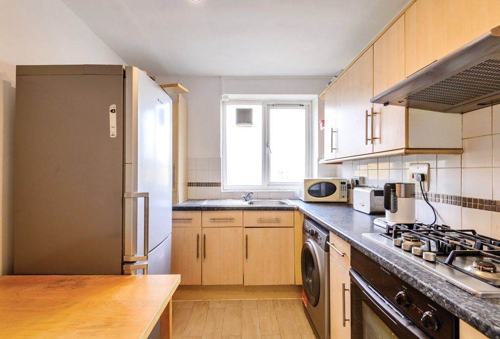 Property photo 2 of 11 Kitchen