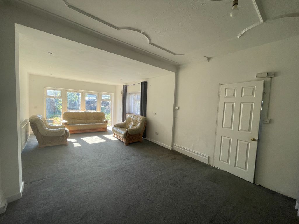 Property photo 3 of 14 4170773