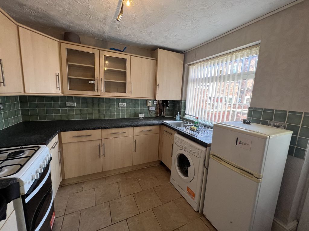 Property photo 3 of 8 Kitchen