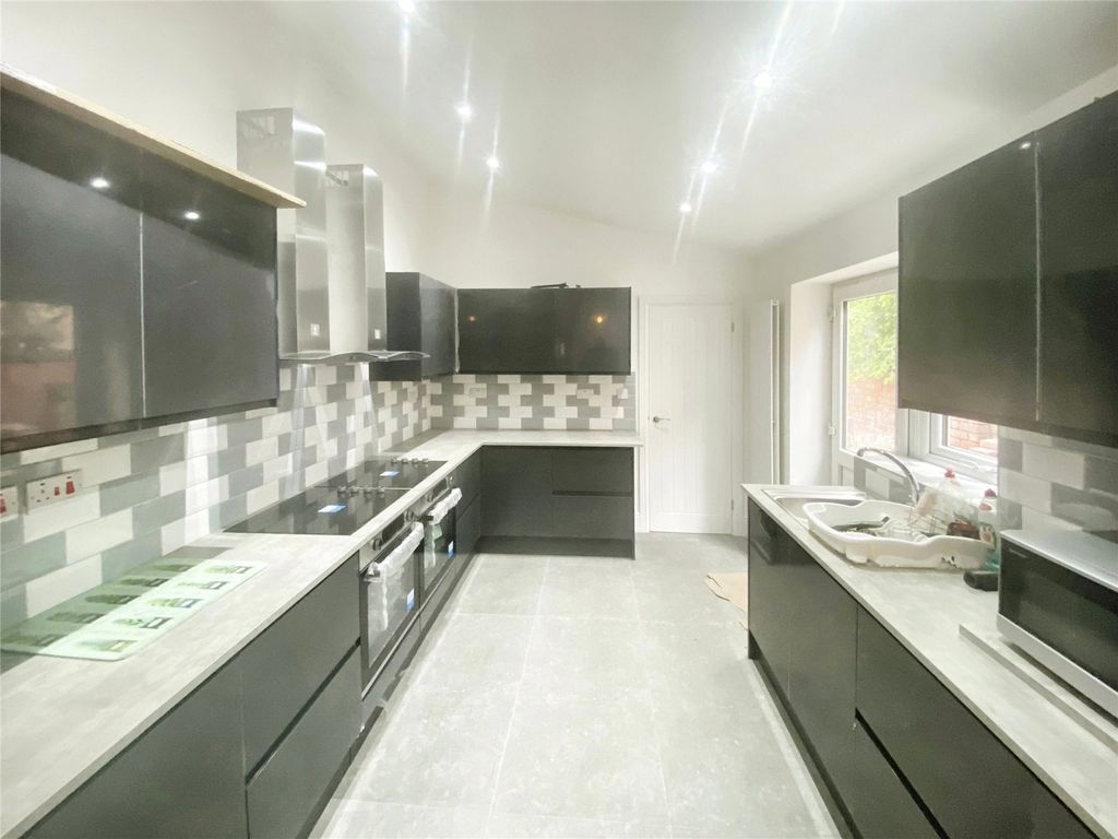 Property photo 3 of 9 Kitchen