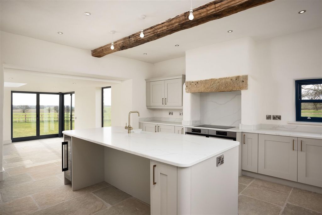 Property photo 3 of 21 00012.Jpg
