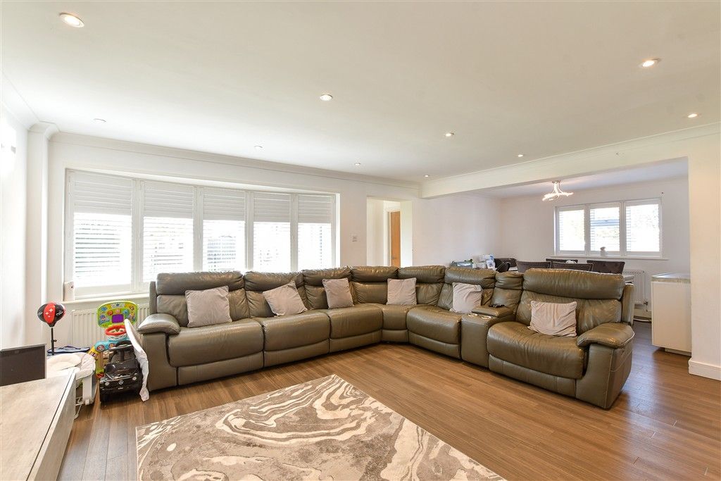 Property photo 2 of 17 Lounge