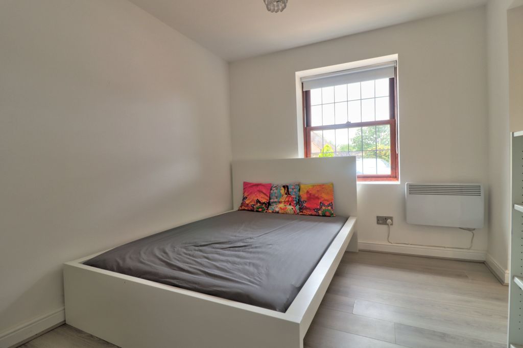 Property photo 3 of 4 Bedroom.Jpg