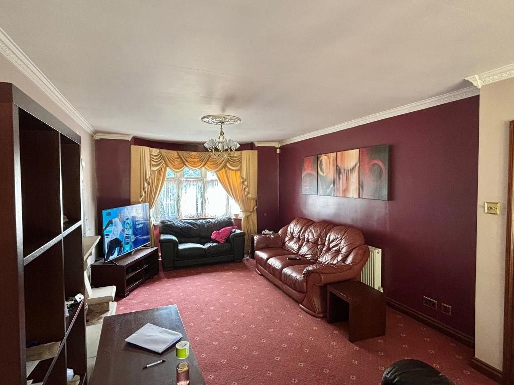 Property photo 3 of 16 Lounge